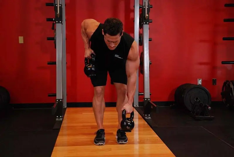 Alternating Kettlebell Row — finish position