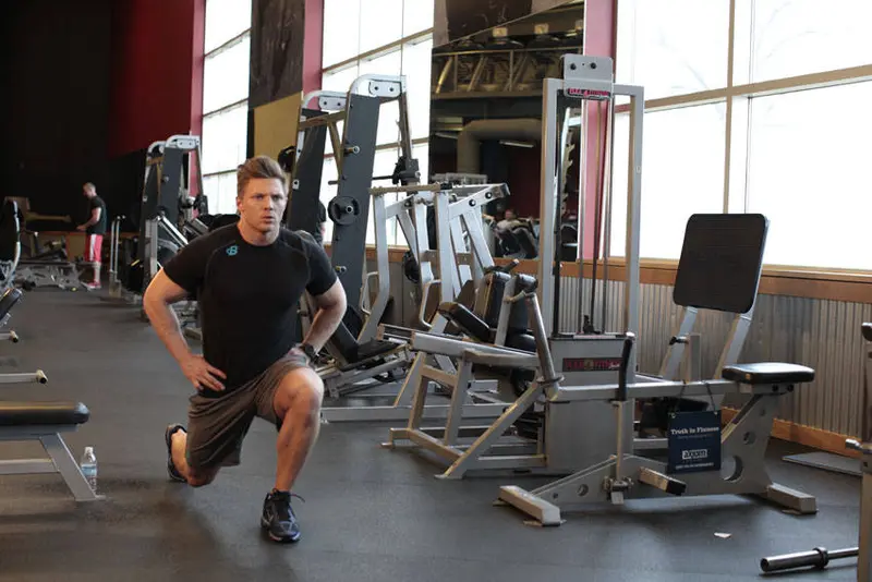 Bodyweight Walking Lunge — finish position