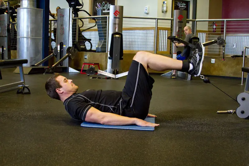 Cable Reverse Crunch — finish position