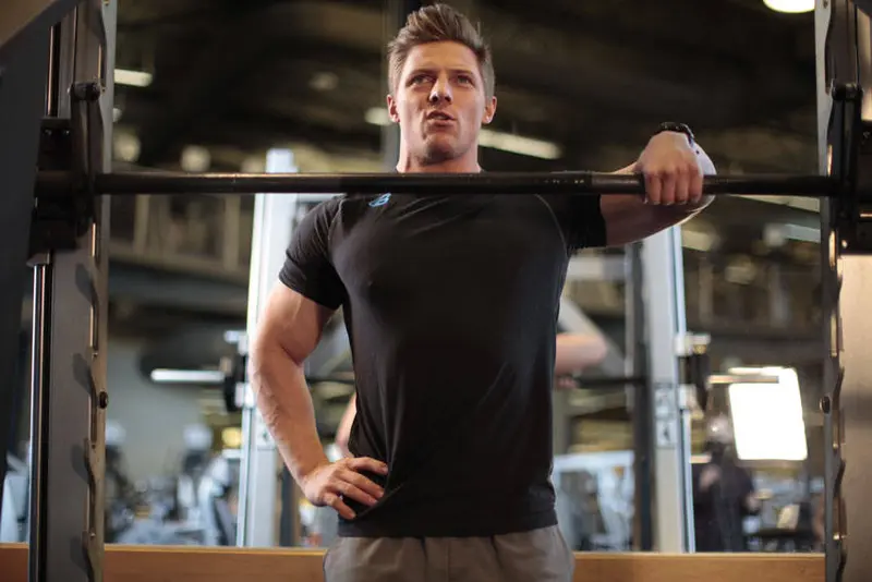 Smith Machine One-Arm Upright Row — finish position