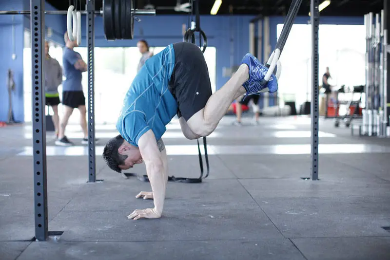 Suspended Reverse Crunch — finish position